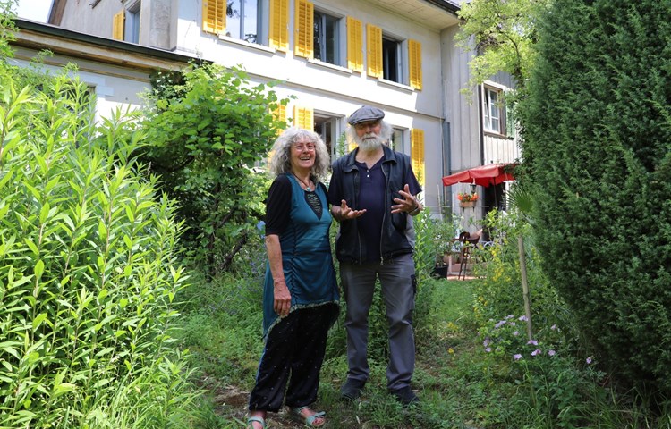 Das Künstler-Ehepaar Ursula und Hanspeter Bleisch leben im ehemaligen Posthaus in Henggart, wo sie ihrer Kreativität freien Lauf lassen können.