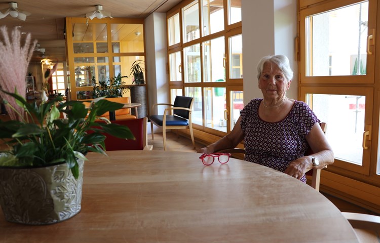 Magdalena Fischer in der Cafeteria des Zen­trums für Pflege und Betreuung in Mar­tha­len. Sie ist froh, wieder Mit­bewohnende und Familie treffen zu können.