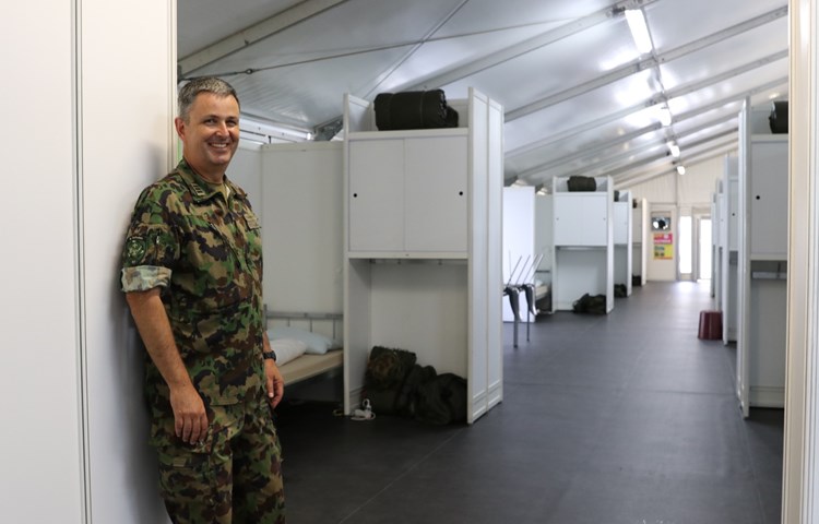 Gefordert in den Bereichen Verpflegung, Transporte und Unterkunft: Oberst im Generalstab Reto Brunschweiler im Zelt mit den Schlafkojen für Rekruten.