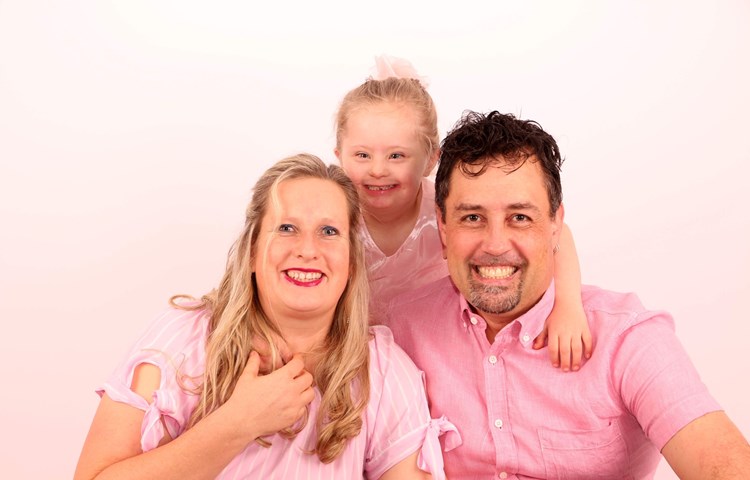 Die Freude sei «himmelhoch» – Sabine und Tom Keller-Berger mit ihrer Tochter Alisha.