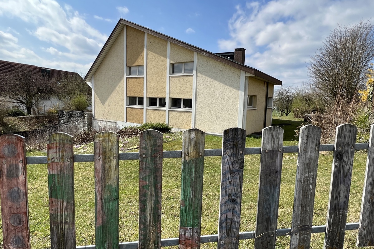 Da lächelt nicht nur das Gebäude: 1000 Franken pro Quadratmeter Land wurden schliesslich für den Kindergarten Oerlingen bezahlt.
