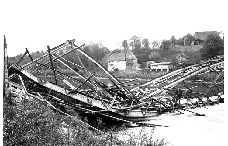 Beim Versuch, die erste Stahlbrücke bei Gütighausen im Jahr 1913 zu verstärken, stürzte diese ein. Zwei Jahre später wurde die heutige Brücke gebaut.