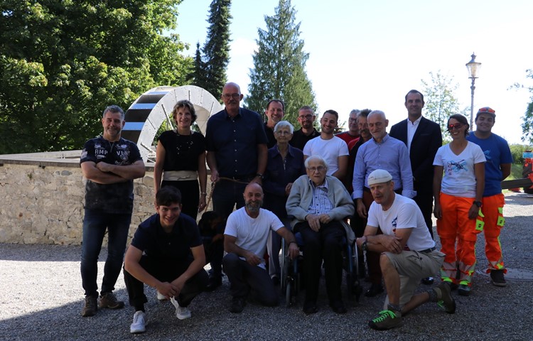Ein Gruppenbild mit allen Beteiligten: Paul Mattmüller erhielt von rundherum Unterstützung bei seinem Projekt und freute sich, als das Wasserrad endlich an seinem Bestimmungsort im Klosterhof Paradies in Betrieb gehen konnte.