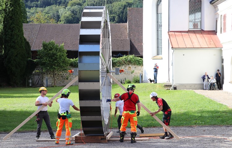 Flink und top organisiert sicherten die Arbeiter das Rad mit 4,16 Meter Durchmesser bei der Ankunft. Paul Mattmüller beobachtete das Geschehen aus sicherer Entfernung.