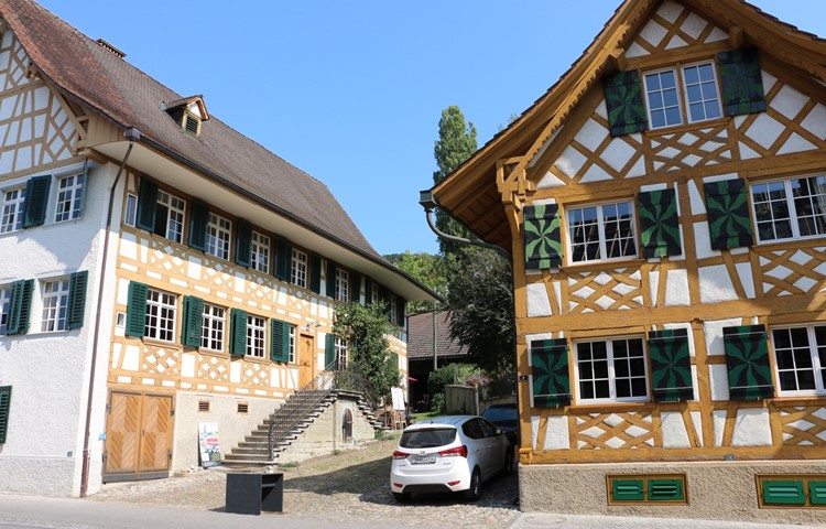 Der Girspergerhof in Unterstammheim verdankt seine gelben Riegel dem Umstand, dass eine frühere Besitzerin aus Schaffhausen stammte und diese Farbe als Bedingung für ihren Umzug nach Stammheim stellte.