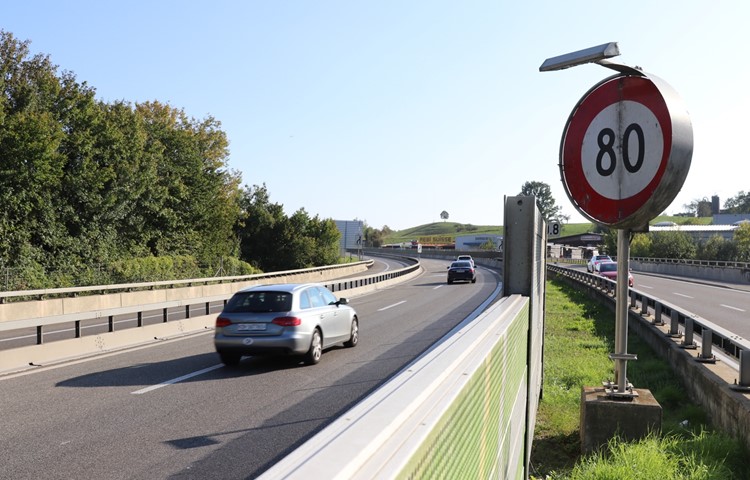 Nach der Kurve bei der Weinlandbrücke verläuft die A4 zweispurig und ohne Mitteltrennung bis nach Winterthur – würden die Elemente auf der ganzen Strecke durchgezogen, könnten schwere Unfälle vermieden und die Herabsetzung der Höchstgeschwindigkeit begründet werden, meint ein Andelfinger.
