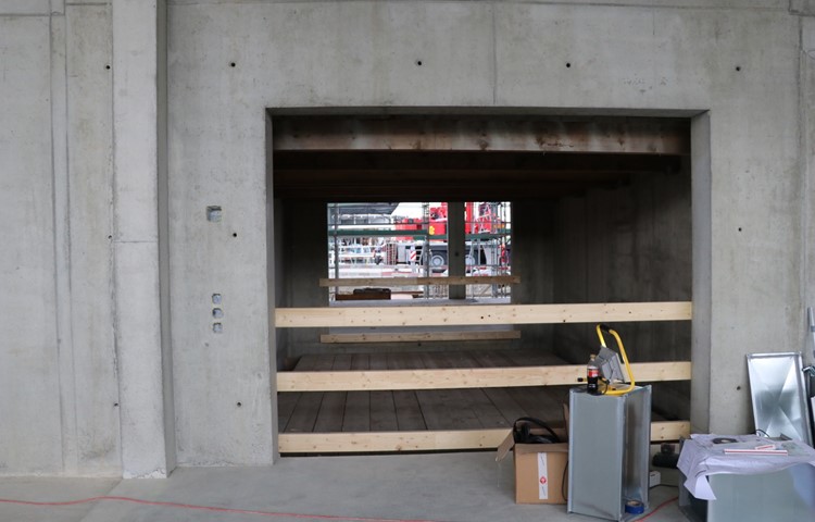 Zentrales Element der Autohalle ist der Fahrzeuglift, der die alten Karossen in die oberen Stockwerke bringt. Im Hintergrund der "Catwalk" – die vom Restaurant einsehbare Zufahrt zum Lift.