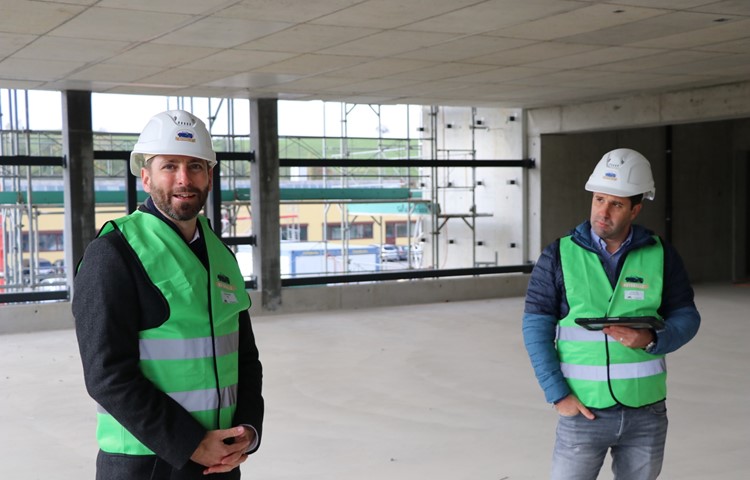 Links: Simon Schmid, CEO der Autohallenbetreiberin TM Classics AG. Rechts: Michael Obst, Vertreter der Bauherrschaft.