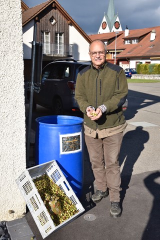 Hans Beereuter freut sich auf möglichst viele gesammelte Eicheln, die im blauen Fass bei der Entsorgungsstelle deponiert werden sollen.