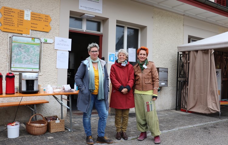 Die Vorstandsmitglieder Anja Langenbach-Schuler, Kati Höhener und Jana Rubli (v.l.n.r.) freuten sich über die vielen Gäste, die sich am Tag der offenen Tür im Freiraum umsahen.