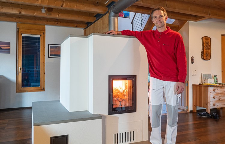 Der Waltalinger Ofenbauer Anaklet Hübscher realisiert massgeschneiderte Holz- und Pelletspeicheröfen.