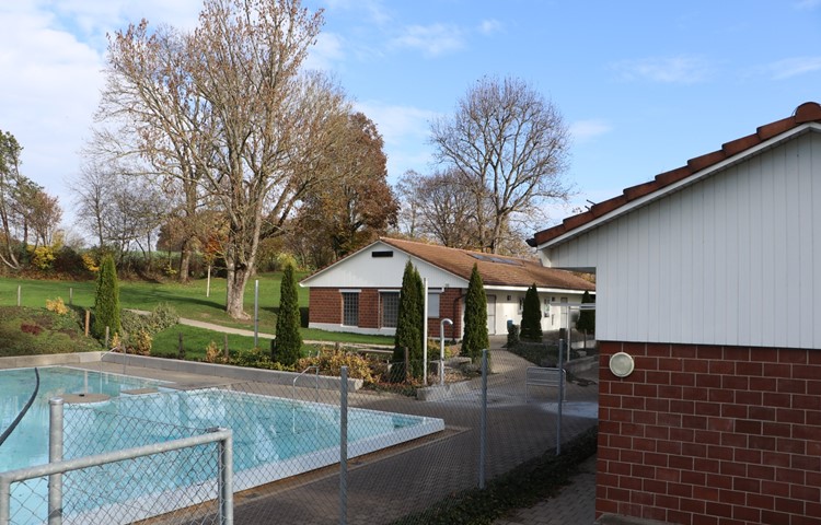 Eine kostenintensive Sanierung des Schwimmbads Hettlingen könnte die Sauna (Gebäude am rechten Bildrand) gefährden, befürchtet Dominique Wirz, Präsident des Vereins Sauna Hettlingen.