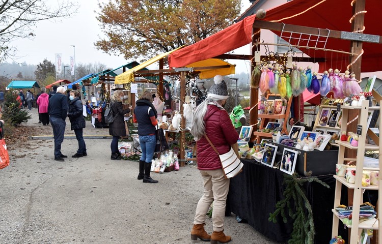 Markthandel mit Abstand – am Samstag war es möglich, und die Besucher genossen die Adventsstimmung.
