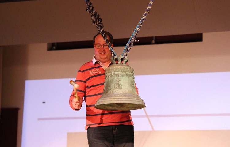 Stephan Aregger läutet die Glocke, deren Verbindung zu Rheinau noch nicht restlos geklärt ist.