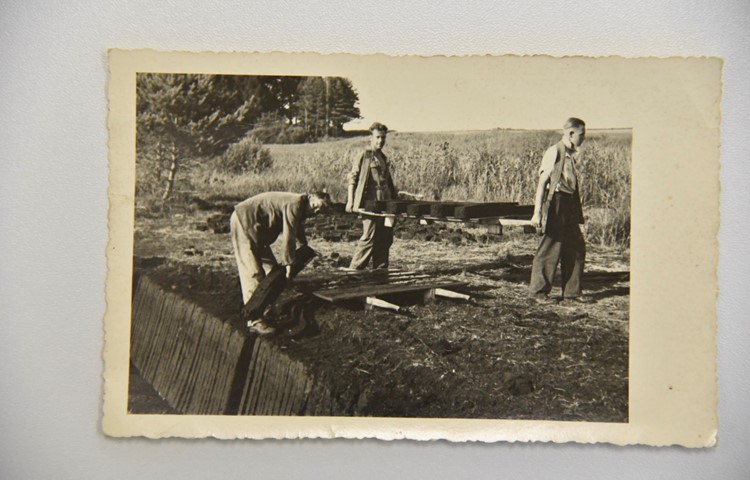 Für Fierz Kohlen in Zürich-Oerlikon stachen die Arbeiter während des Zweiten Weltkriegs den Torf mit langen Blechen und liessen ihn anschliessend in der Sonne trocknen.