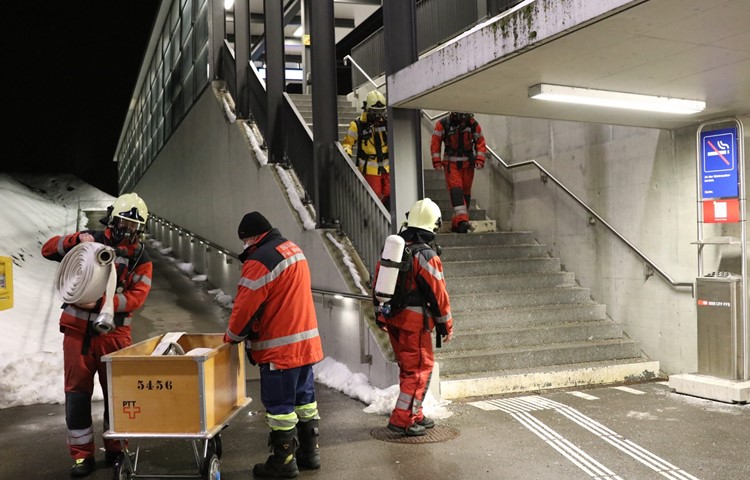 Der Bahnhof als Übungsgelände für den Atemschutz-Leistungstest: Auf der Rampe mussten je zwei Schlauchrollen getragen und die Treppe acht Mal rauf und runter gegangen werden.