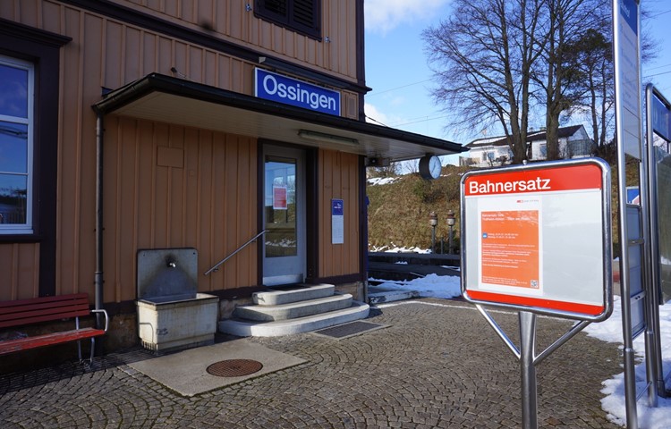 Lautsprecherdurchsagen und Infotafeln: Am Bahnhof Ossingen fährt bis 1. März kein Zug mehr.