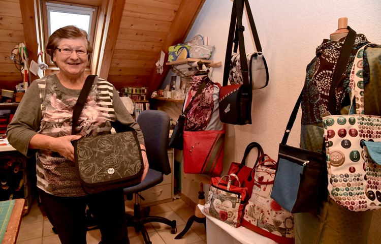 Erika Schmid liebt es, Taschen zu nähen. Aufträge bekommt sie aus der ganzen Schweiz.