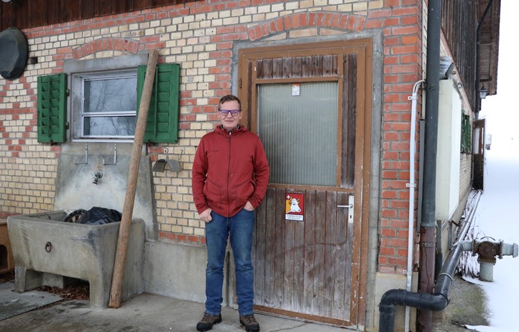 Den Hof in Hünikon lässt Daniel Fehlmann hinter sich, die landwirtschaftliche Arbeit setzt er aber fort.