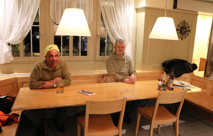 Die beiden Chauffeure, Bruno Haldimann aus dem Bernbiet (l.) und Frith Kraassenberg aus Holland, gehören zu den ersten Gästen, die in der «Kreuzstrasse» eine warme Abendmahlzeit zu sich genommen haben.
