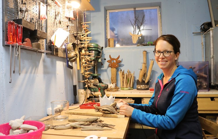 Im Keller hat sich Janine Maier ihre eigene Werkstatt eingerichtet, wo sie ihre Werklinge herstellt.