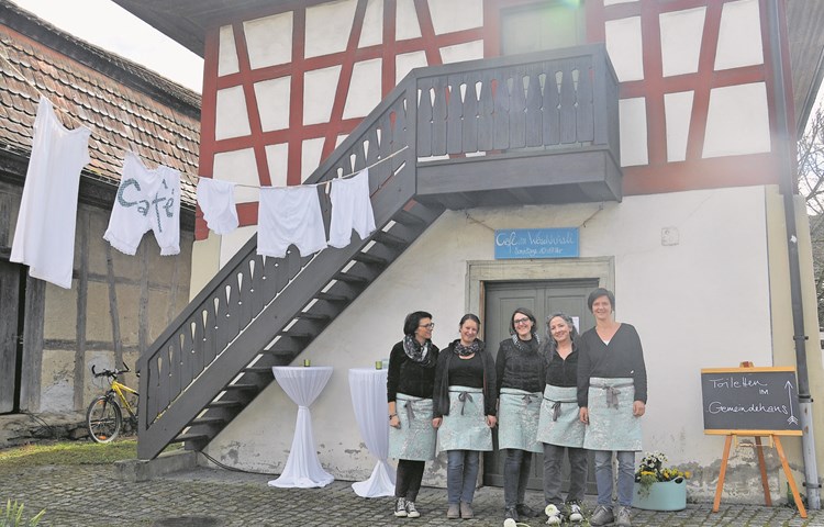 Weht die Wäsche im Wind, hat das Café im Wöschhüsli geöffnet. Betrieben wird es von fünf engagierten Frauen (v.l.): Beate Wiesmann, Heinke Gass, Rahel Bär, Patricia Koradi, Karoline Schaer.