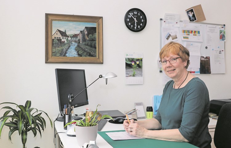 Inge Stutz in ihrem Büro, an der Wand ein Bild aus Schleitheim.