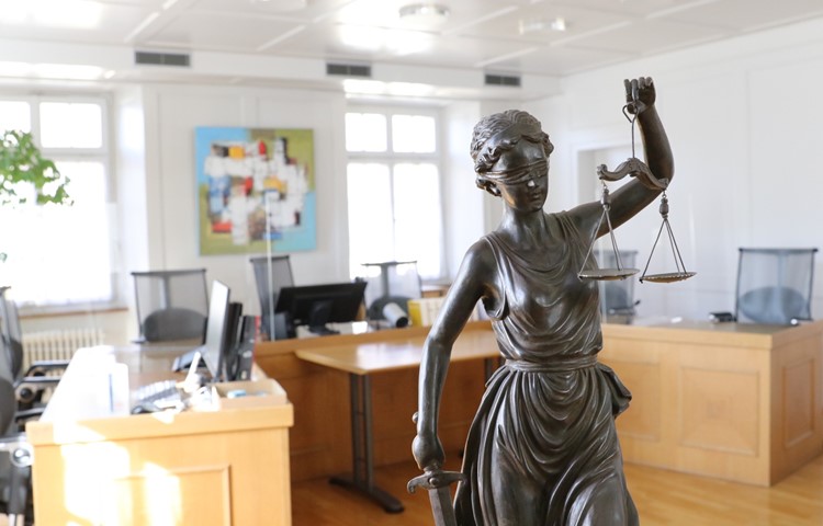 Blick in den Andelfinger Gerichtssaal mit Justitia. Friedensrichterinnen und Friedensrichter sind «das erste juristische Netz, das für Streitigkeiten ausgelegt ist», sagt Gerichtspräsident Thomas Keller.