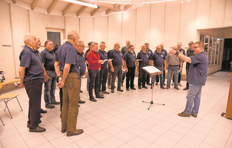 Fleissig üben die Mitglieder des Männerchors Buchberg die Lieder für das Chränzli am Samstagabend.