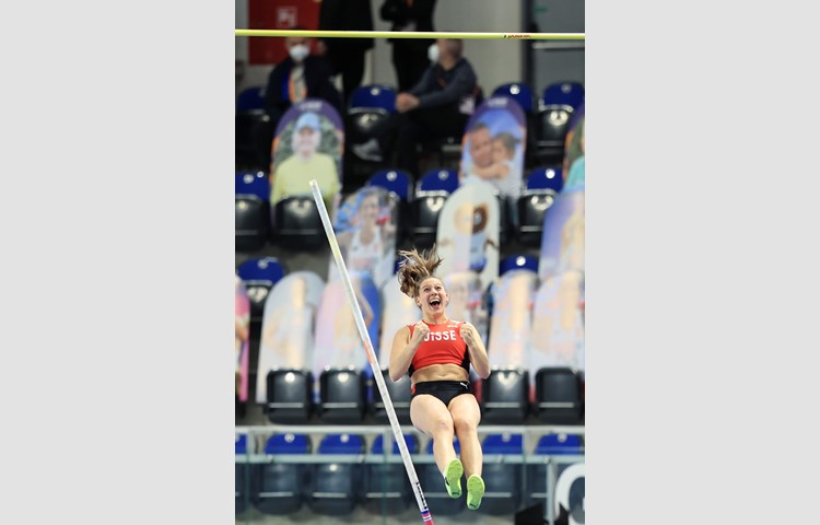 Ein Schrei der Freude: Angelica Moser kürt sich in Torun mit 4,75 Metern zur Hallen-Europameisterin 2021.