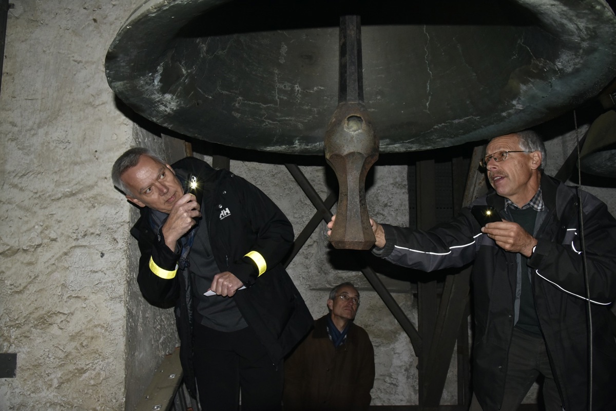 Kirchenpfleger Urs Weilenmann (r.) erklärt im Glockenturm der Kirche Flaach