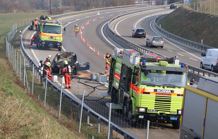 Bei vielen der 263 Verkehrsunfälle im Weinland waren die Feuerwehren im Einsatz – so auch diesen Mittwoch (10.3.2021) beim Fahrzeugbrand auf der A4 bei Uhwiesen.