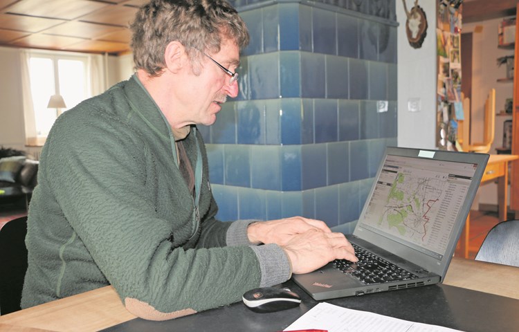 Obmann Oskar Reutimann führt für das Jagdrevier Waltalingen-Guntalingen das elektronische Wildbuch auf dem GIS-Browser.