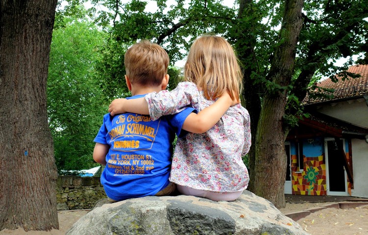 Du und ich: In Freundschaften fordern sich Kinder auch gegenseitig heraus. Nicht nur Loyalität und Nähe oder der Umgang mit Konflikten werden geübt, sondern es wird auch dazu ermutigt, mal Neues zu probieren.