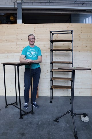 Fabian Griesser mit seinen Prototypen. Seine Möbel aus Rohren kann er individuell zusammenstellen.