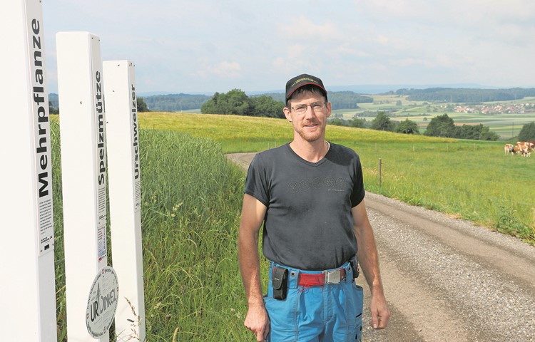 Res Moser aus Oberstammheim gehörte vor einigen Jahren noch zu den einzigen Landwirten im Weinland mit Lockpfosten. Das hat sich geändert. So gibt es dieses Jahr unter anderem in Uhwiesen und Ossingen Lockpfostenwege.