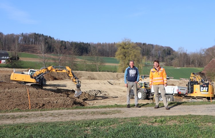 Am Dorfeingang von Dätwil wird der Acker von Landwirt Roland Rütschi (l.) aufgewertet. Für Peter Zurbuchen (r.), Geschäftsführer der Firma Zurbuchen Bodenschutz GmbH, ist es ein Pilotprojekt.