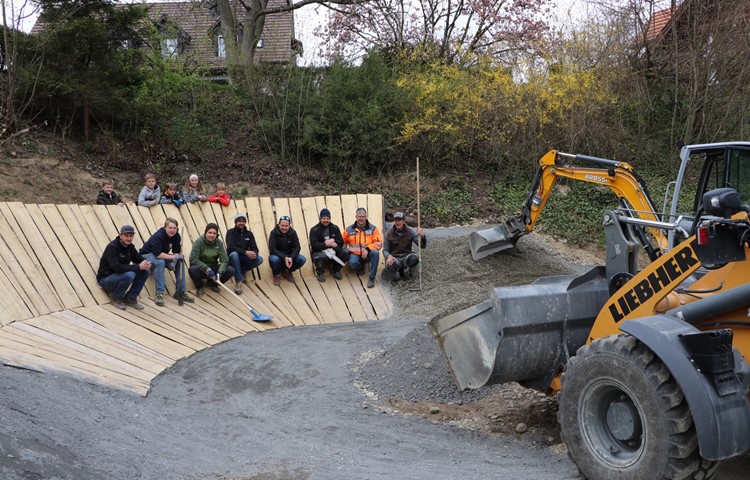 Kurze Pause für das Gruppenfoto: 13 fleissige Helfer, darunter viele Fachpersonen, treiben die Bauarbeiten am ersten Bikepark im Weinland voran. Initiiert wurde er von Ralf Bechtiger (ganz links) und Philipp Scheibli (4. von links).