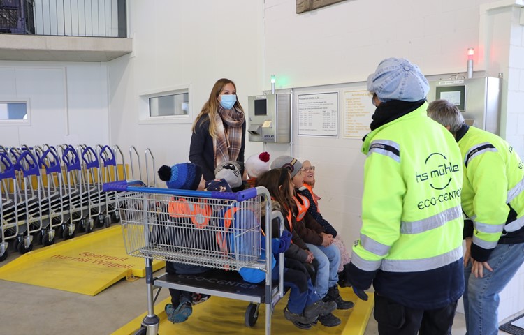 Die Kinder besuchten alle Stationen im Eco-Center, auch die Waage, die das Sperrgut wiegt. Hinten Lehrerin Sina Staub.