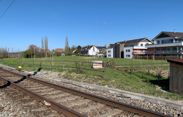 Zwischen Altweg und Bahngleis (Blick Richtung Bahnhof) wird die die Wiese «Im Laufen» überbaut. Vorbild ist der dörfliche Charakter von Andelfingen.