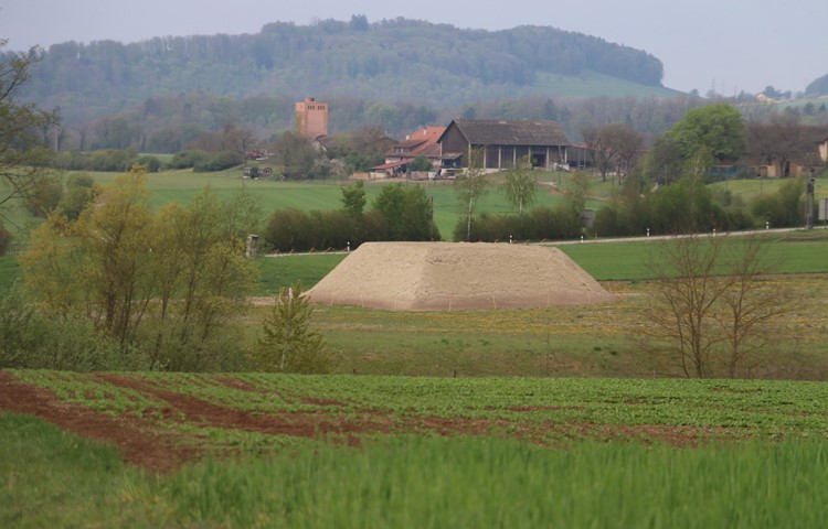 In der Nähe des Hofs «im Pflug» und des Schützenhauses Rheinau wurde ein Sandhügel aufgeschichtet. Er soll nur aus Distanz angeschaut werden.