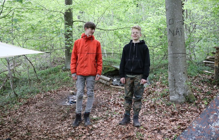 Zwei Männlein stehen im Walde: Linas Brodbeck und Lorenz Grossmann in ihrem Camp im Grünen, das ihnen eine Woche lang als Zuhause diente.