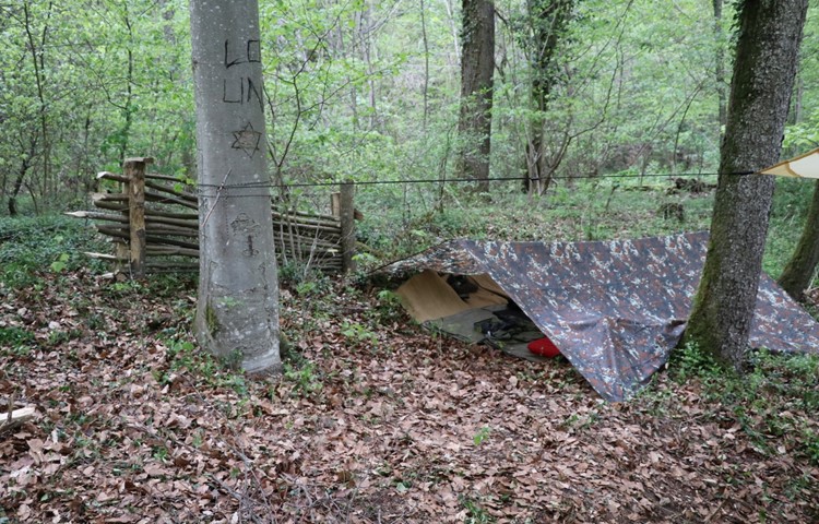 Das Zelt von Linas Brodbeck – korrekterweise nennt man diese Form eines Schlafplatzes Tarp – musste verschoben werden, da es zunächst am Hang aufgebaut war und Linas deshalb in der Nacht hinausrutschte. Im Hintergrund ist der gebaute Zaun zu sehen.