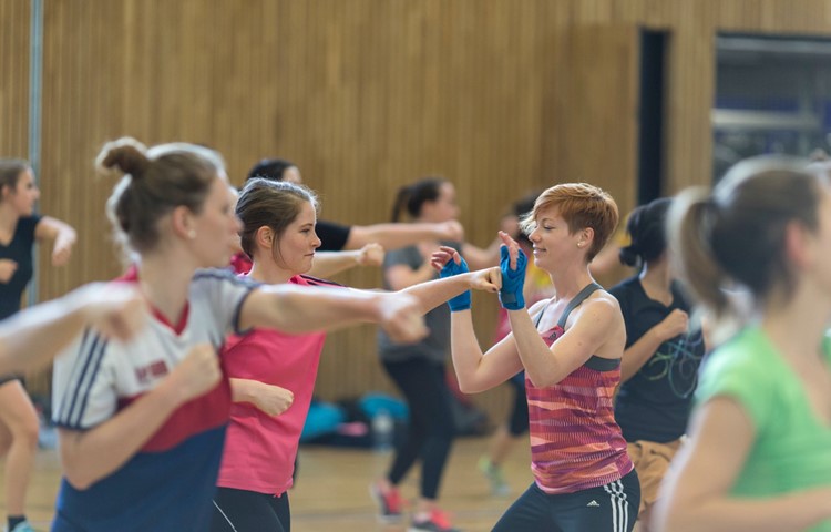 Studierende treiben mehr Sport als der Schweizer Durchschnitt. Frauen sind zudem aktiver als Männer.