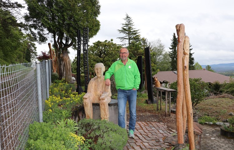 Vor gut zehn Jahren machte Ruedi Karrer einen Holzschnitt-Kurs. Mittlerweile stehen unzählige Skulpturen in seinem Garten in Uhwiesen.
