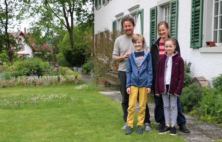 Sie bieten eine Wohnung in einem «pittoresken Haus mit grossem Garten» und tauschten sie schon gegen Häuser in Norwegen, Holland und Belgien: Andreas Zollinger und Corinne Jurt mit ihren Kindern Lucian und Daphne.