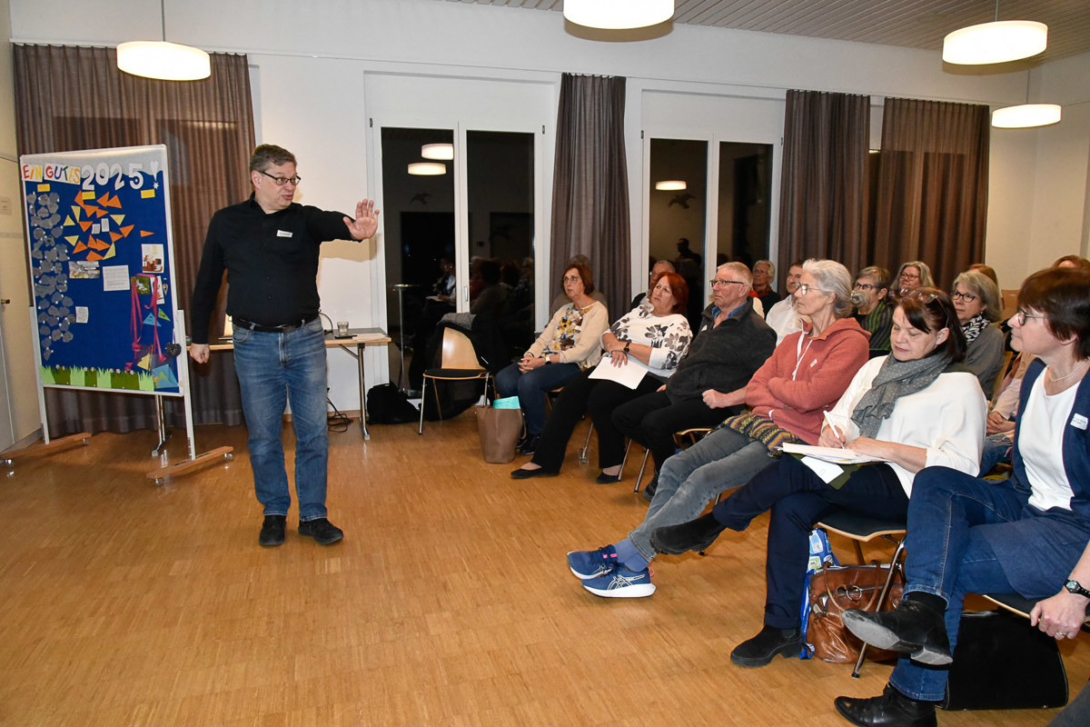40 Mitarbeitende des Bezirks verfolgten gespannt die Ausführungen von Thorsten Dietz zur Relevanz der Kirche.
