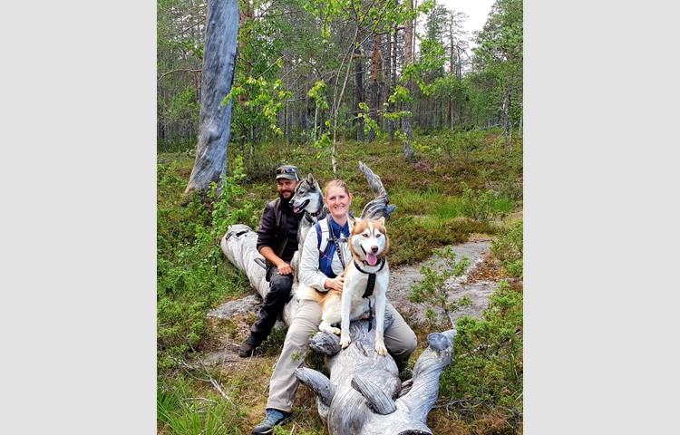 Michael Raschle und Manuela Steinmann mit zwei ihrer elf Huskys in ihrer zukünftigen Heimat in Lappland.
