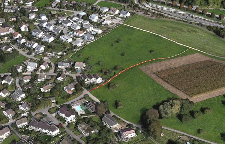 Der zu sanierende Abschnitt des «Chümmerliwegs» (rot markiert) ist etwa 50 Meter lang. Die Parzelle unterhalb des Wegs ist mittlerweile überbaut, der Weg führt entlang der Bauzone ins Dorf.