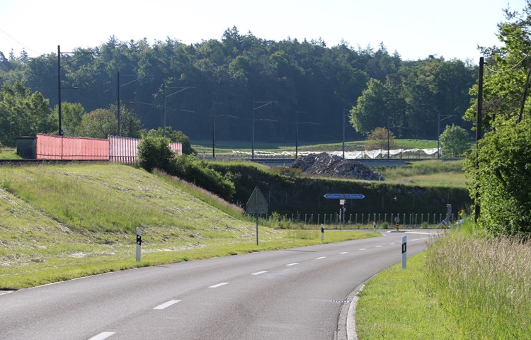 Das Bahnbord bei der Überführung A4 in Kleinandelfingen bleibt, wie es ist – die Bahn hat für die Entwässerung eine andere Lösung gefunden.